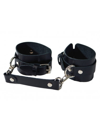 Черные кожаные наручники с соединением на карабинах