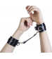 Черные кожаные наручники с соединением на карабинах